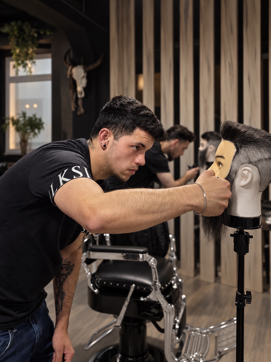 Aluno concentrado a praticar o corte numa cabeça de treino